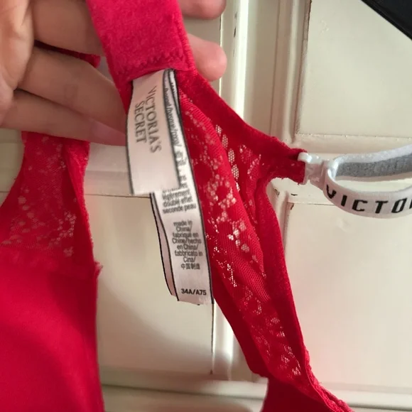 Victoria’s Secret Lace Bra - Picture 3 of 3